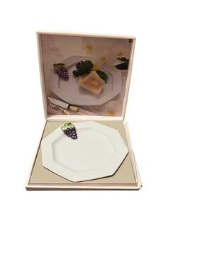 Vintage Mikasa Blanc de Blanc M2600 dinner plate. Majolica grapes. Japan.